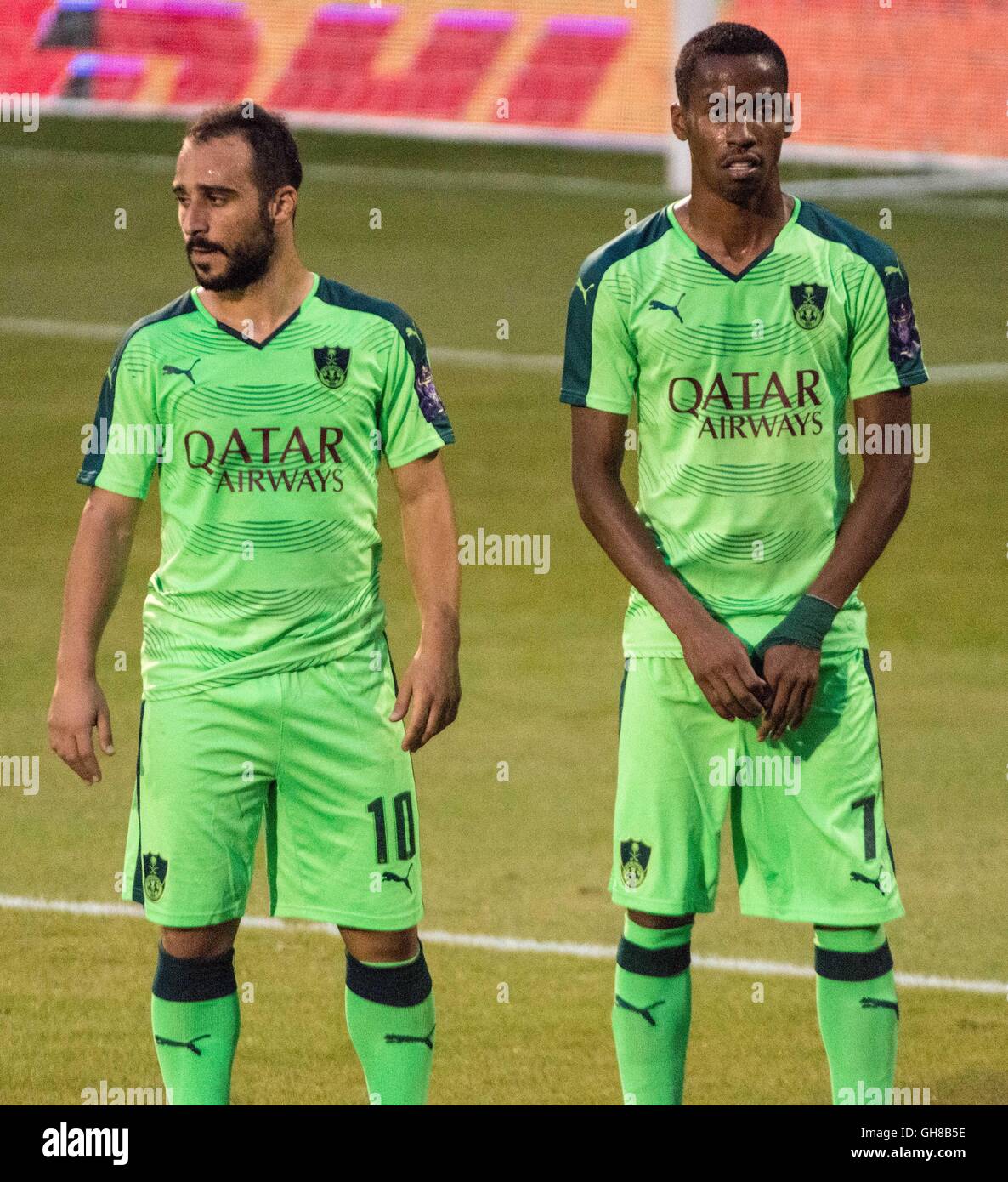 Londra, Regno Unito. 8 agosto, 2016. Giannis Fetfatzidis #10, Salman Al-Moasher #7. Al-Ahli vs Al-Hilal Arabia Super Cup match finali a Craven Cottage, Fulham Football Club Credito: Guy Corbishley/Alamy Live News Foto Stock