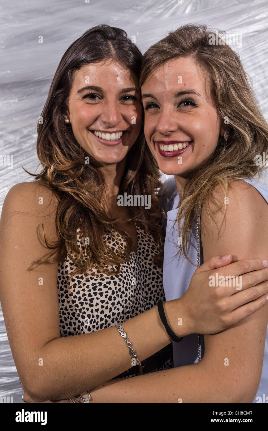 Felice ragazze in una divertente serata party Foto Stock