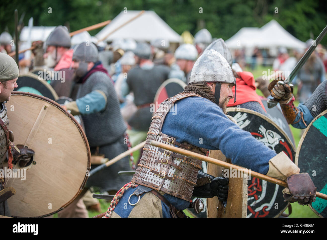 Viking battaglia rievocazione. Accoltellato con lancia Foto Stock