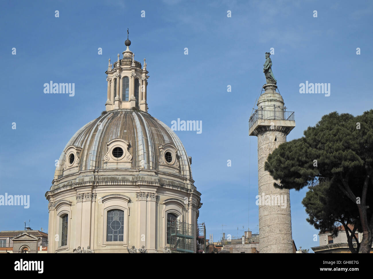 Cupola della Chiesa santi Nome di Maria e foro di Triano e Colonna di Triano (Colonna Traiana), Roma, Italia. Foto Stock
