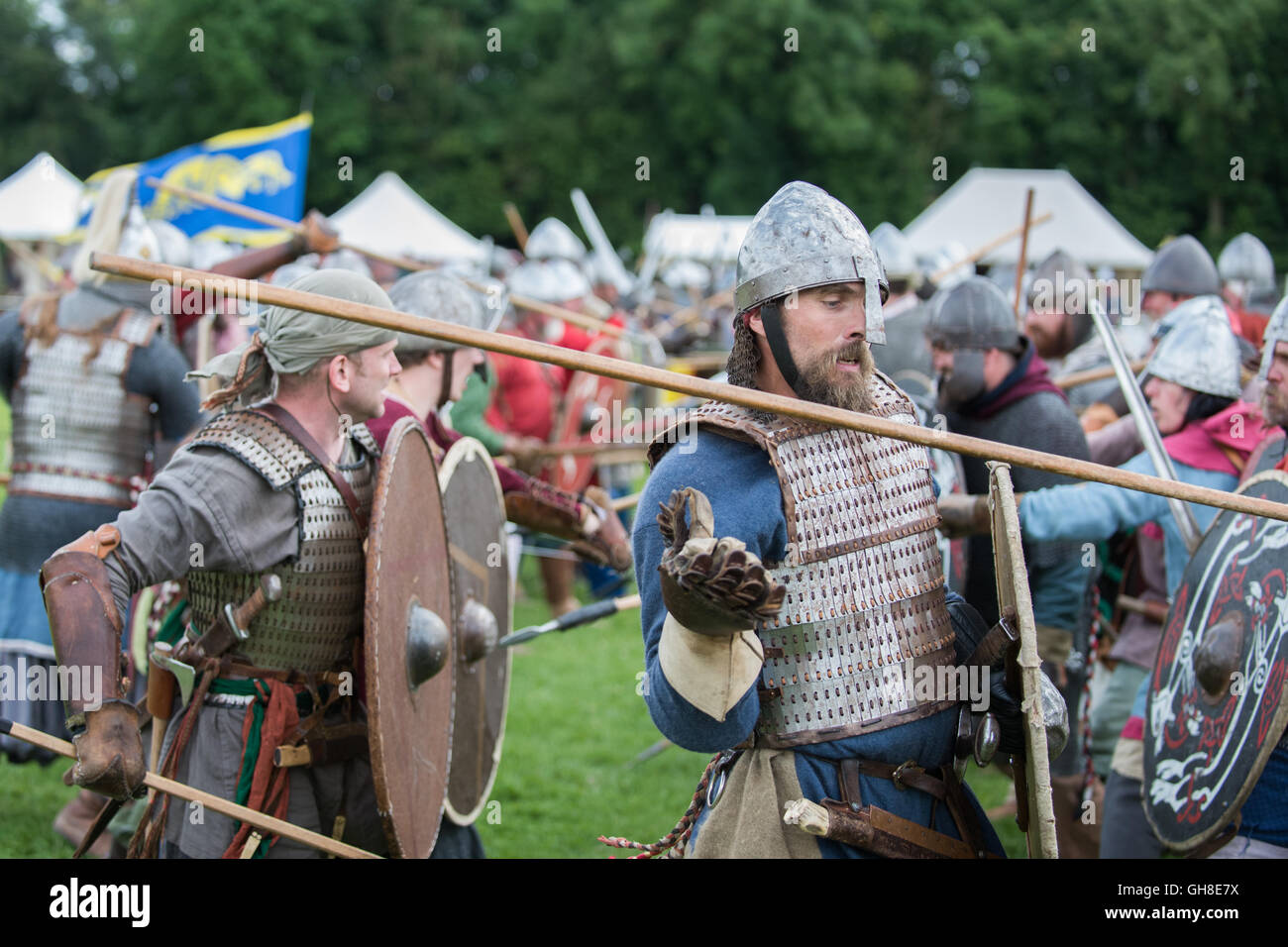 Viking battaglia rievocazione. Gettando lancia. Foto Stock