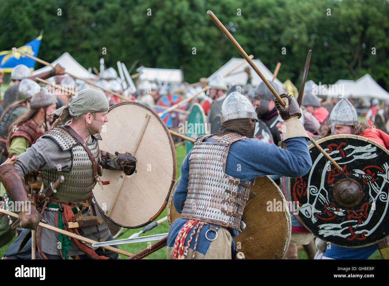 Viking battaglia rievocazione. lancia contro la protezione Foto Stock