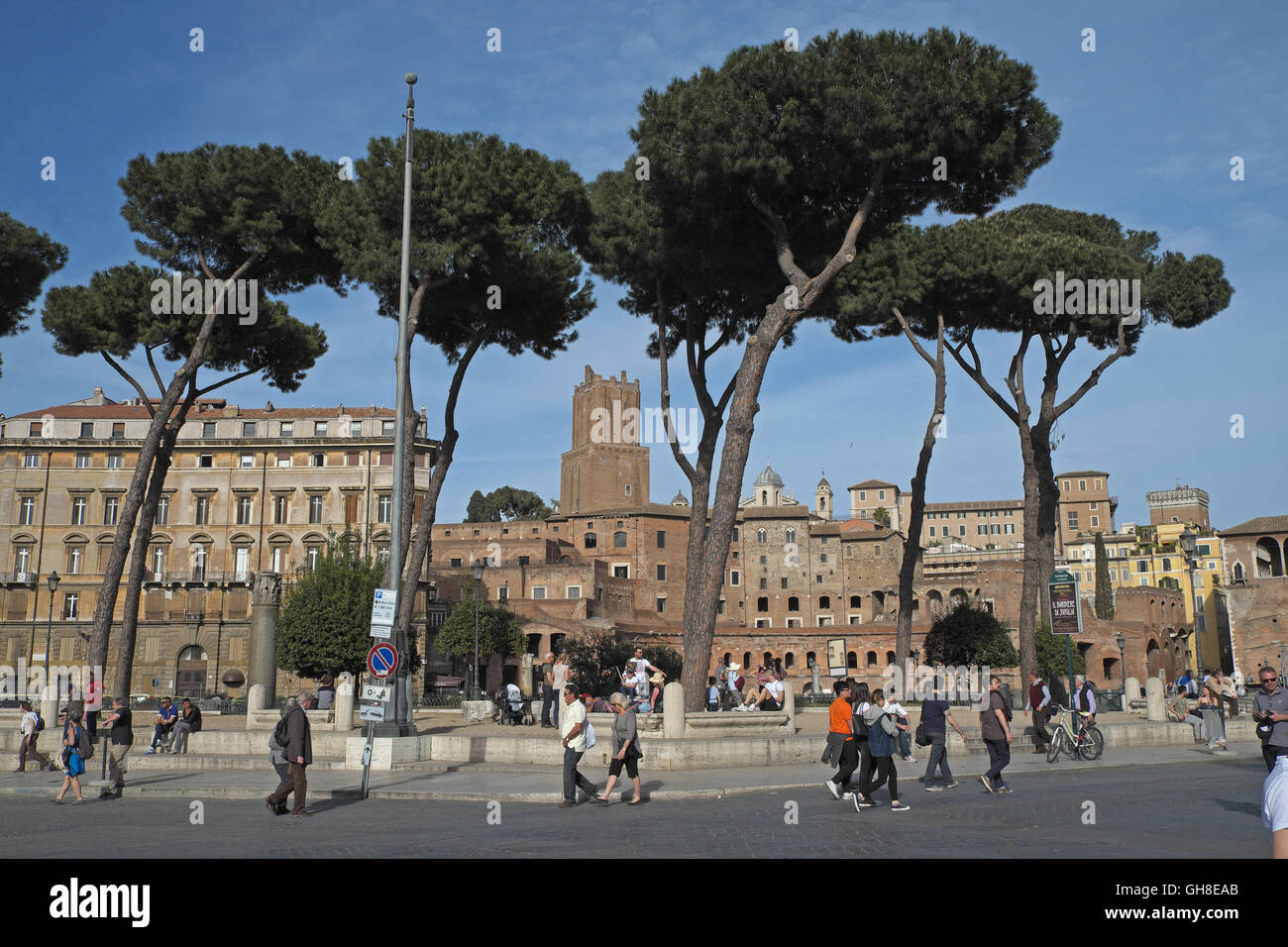 Torre delle Milizie (milizie torre) che si eleva al di sopra del Foro Traiano area, Roma, Italia. Foto Stock