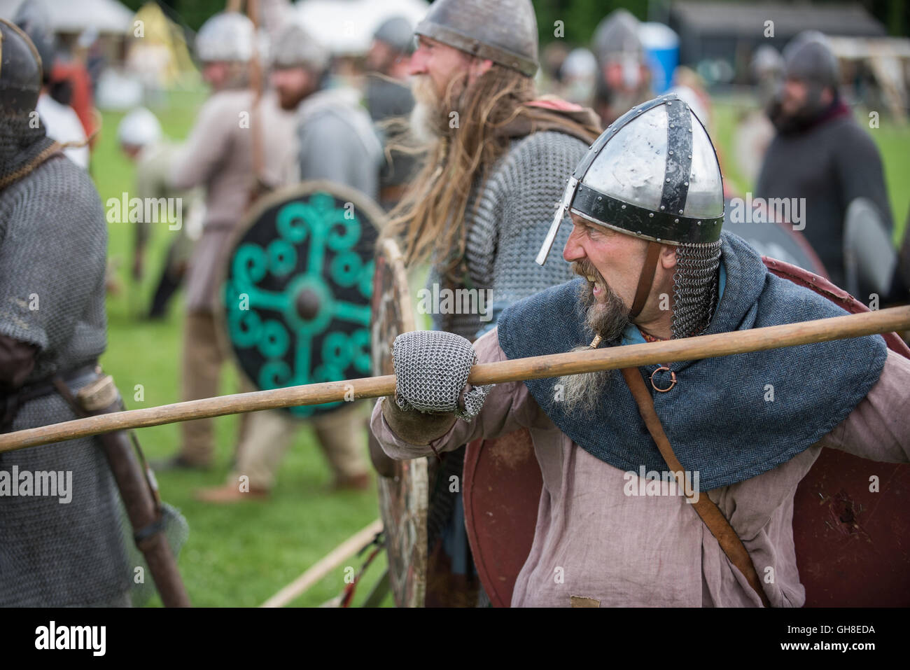 Viking battaglia rievocazione. Lancia un attacco Foto Stock