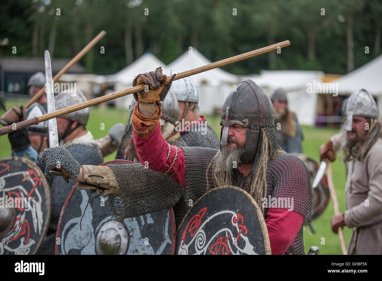 Viking battaglia rievocazione. Lancia un attacco. Foto Stock