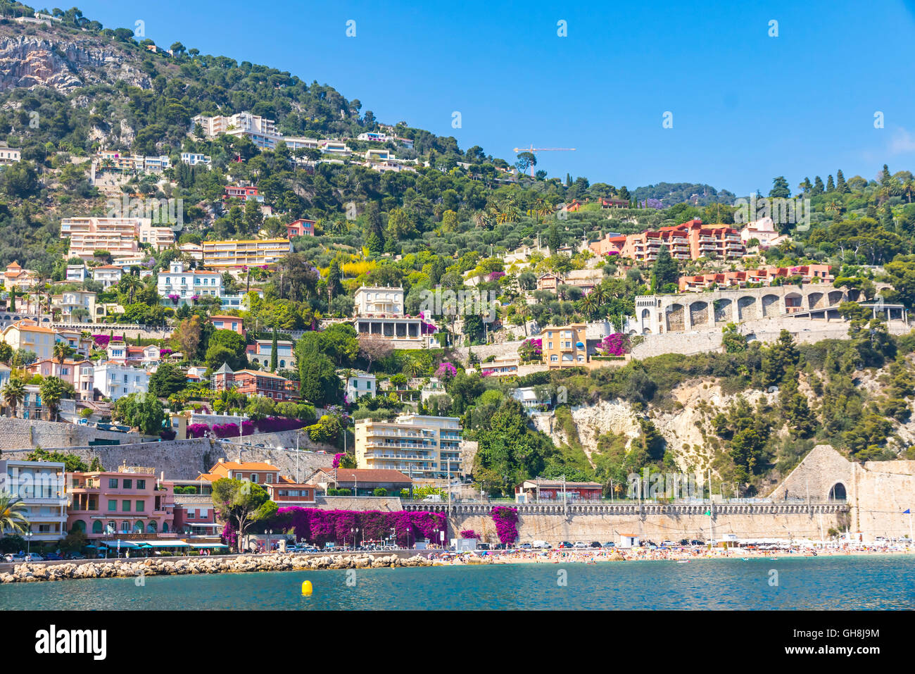 Vista panoramica della costa d'estate e la spiaggia a Villefranche-sur-Mer, resort di lusso vicino alla città di Nizza Cote d'Azur, in Francia Foto Stock