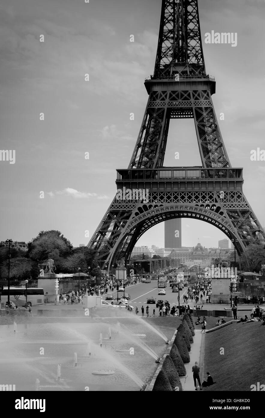 Maggio 2016: turisti che si godono la molla meteo intorno alla Torre Eiffel in anticipo dell'affollata stagione turistica estiva e ondate di calore Foto Stock
