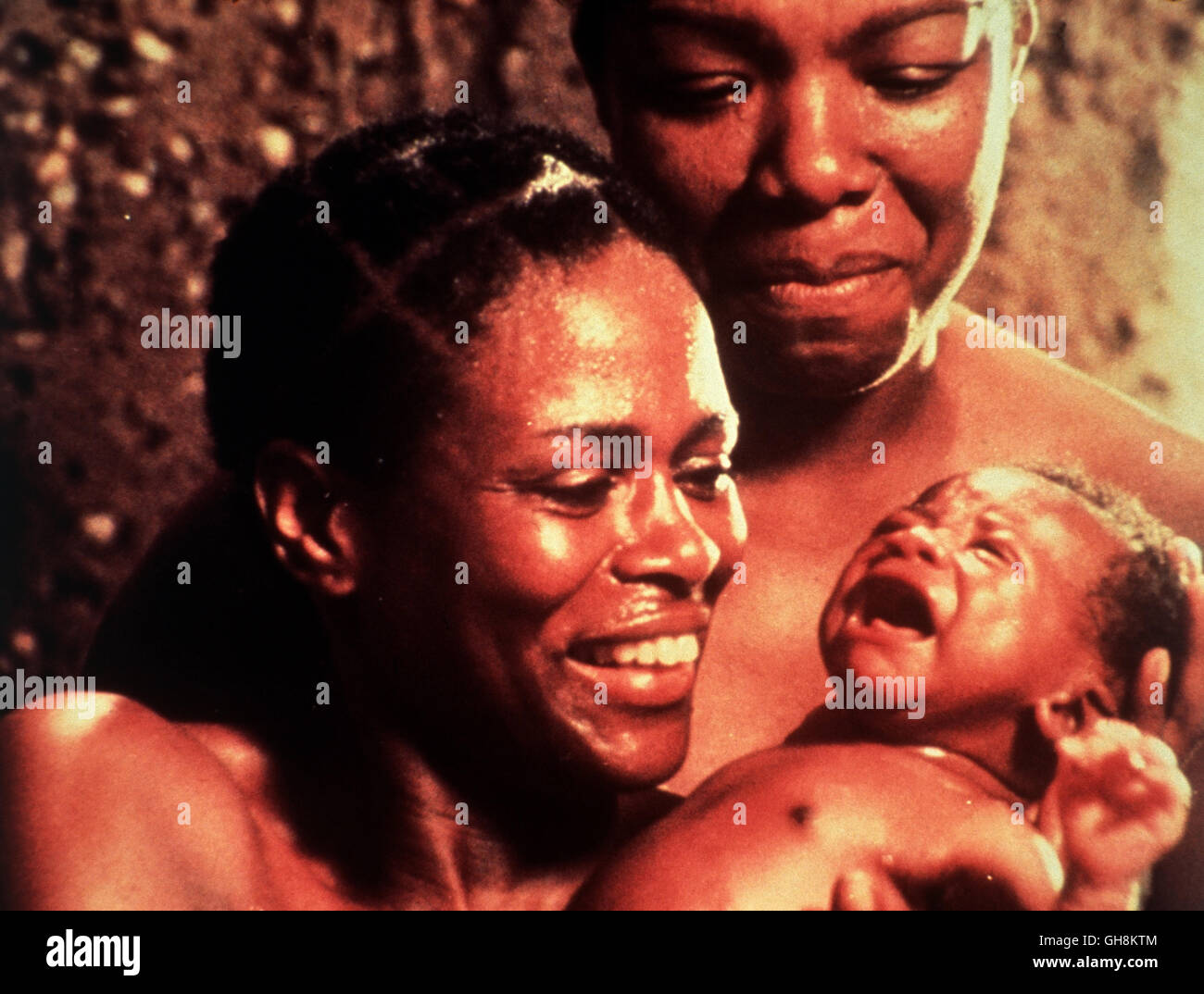 Radici / Eine afrikanische Kindheit USA 1977 / David Greene Szene: Binta (CICELY TYSON) und Omoro (THALMUS RASULATA) mit dem neugeborenen Kunta. Regie: David Greene aka. Eine afrikanische Kindheit Foto Stock