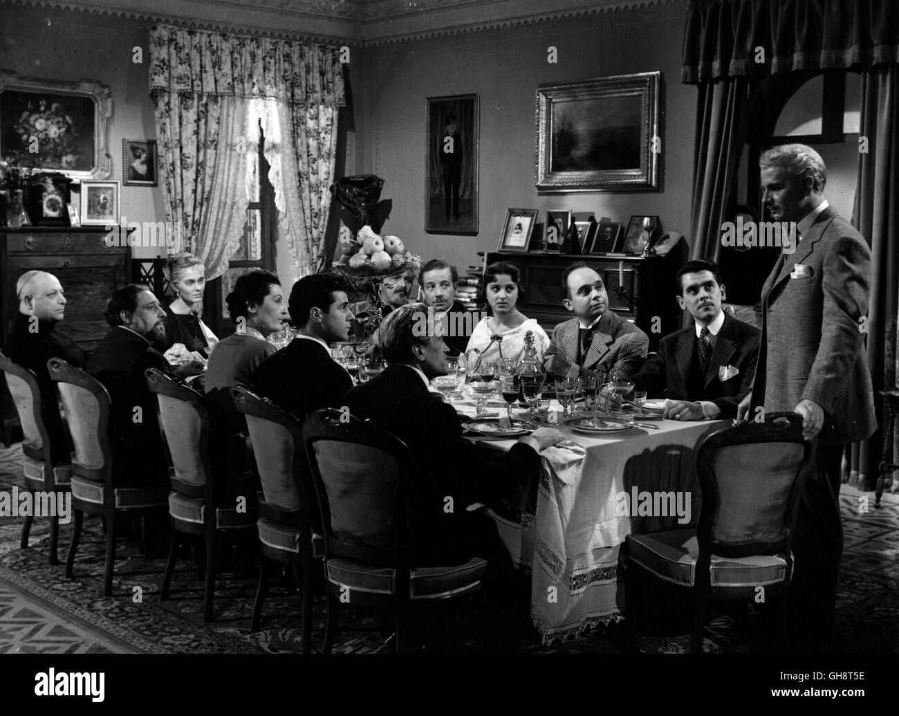 PUCCINI / Puccini Italien 1952 / Carmine Gallone, G. Pellegrini Szene mit Gabriele Ferzetti (Giacomo Puccini) an der Familien-Tafel. Regie: Carmine Gallone, G. Pellegrini aka. Puccini Foto Stock