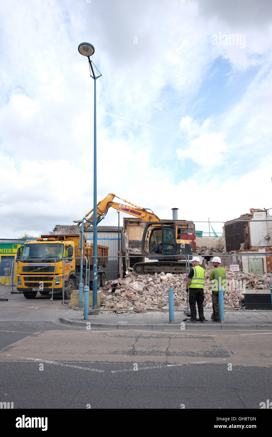 Demolizione dei contraenti al lavoro sulla città di Cardiff Rd, Agosto 2016 Foto Stock