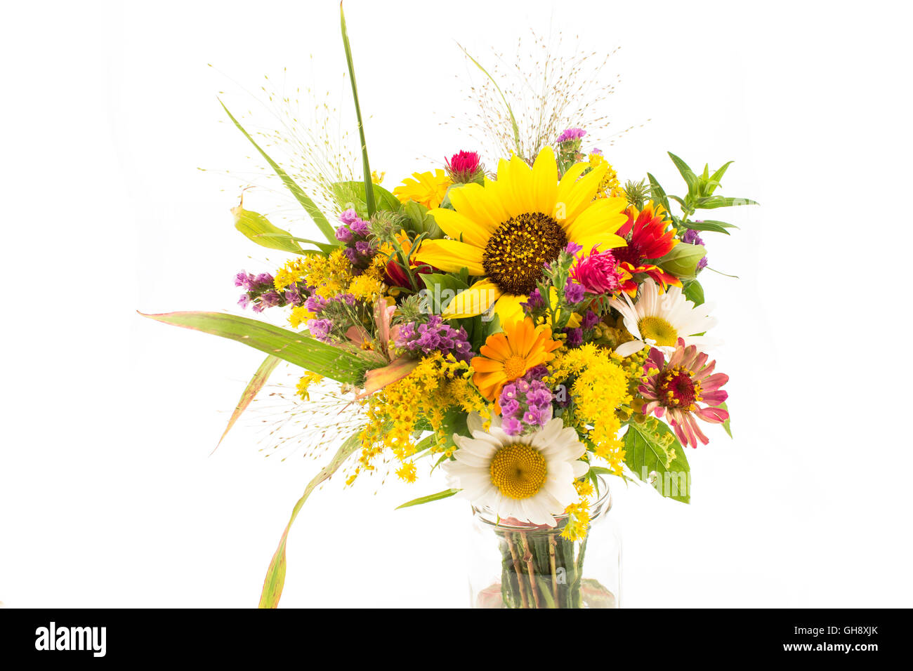 Freschi bouquet di fiori estivi non Isolato bianco. Foto Stock