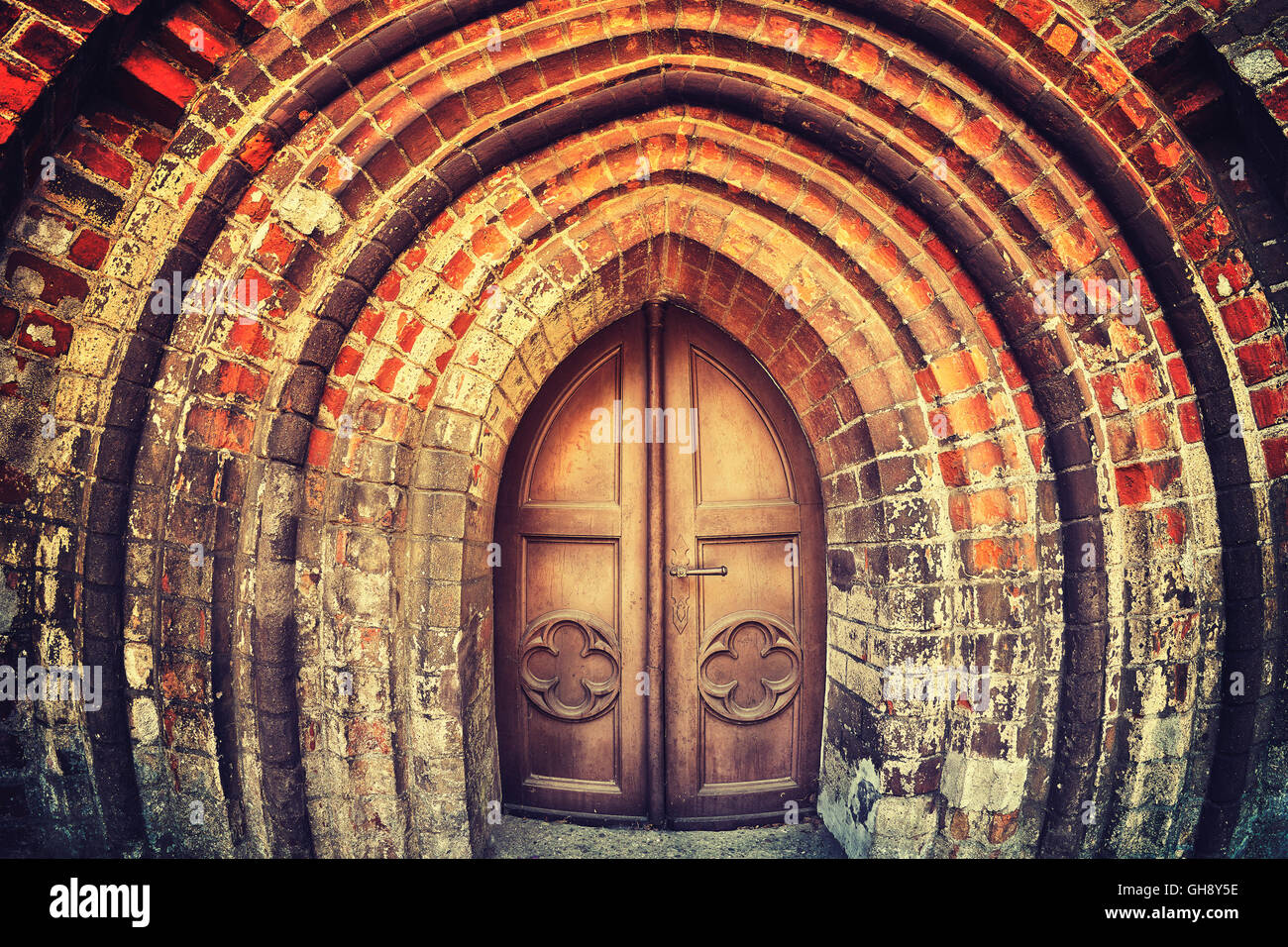 Vintage stilizzata obiettivo fisheye foto della vecchia chiesa di legno porta. Foto Stock