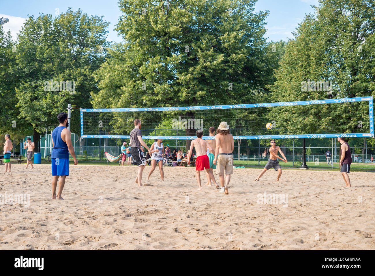 Summertime in Montreal, Canada - persone si divertono giocando a pallavolo in Lafontaine Park. Foto Stock