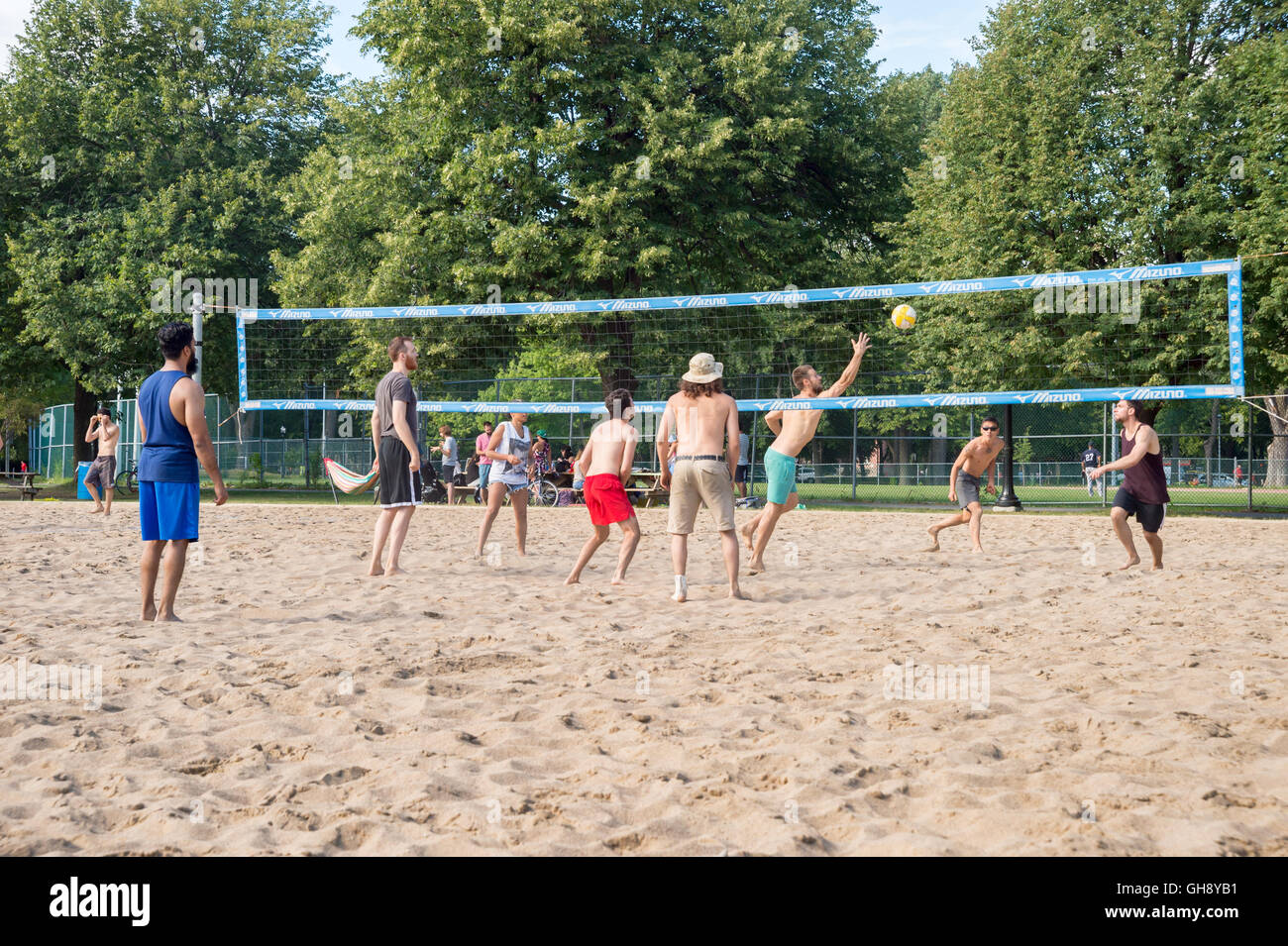 Summertime in Montreal, Canada - persone si divertono giocando a pallavolo in Lafontaine Park. Foto Stock