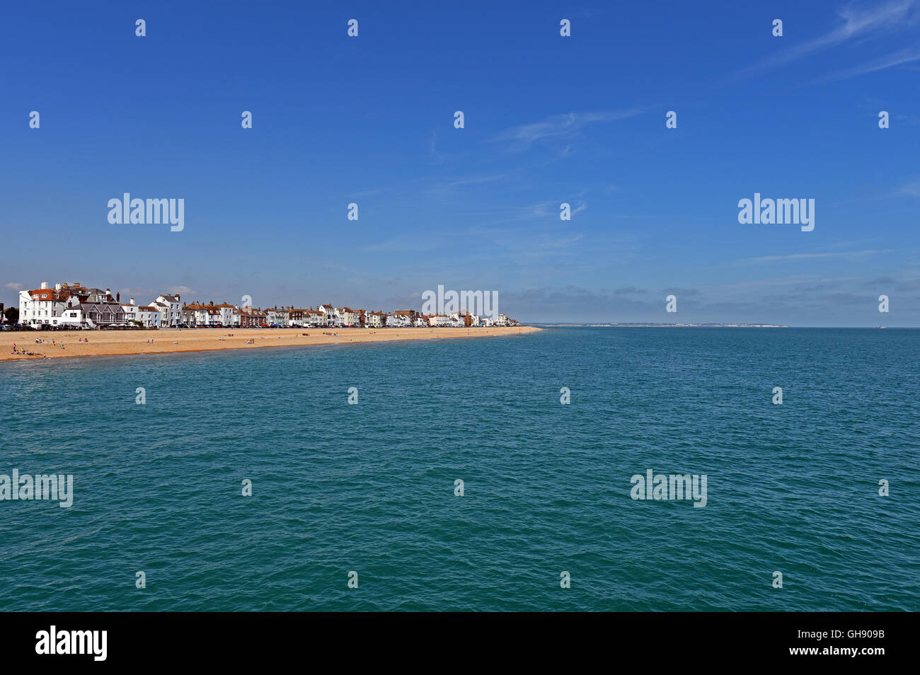 La spiaggia di ciottoli a trattare, nel Canale della Manica, nel Kent come visto dal molo, su una bella British summer day. Foto Stock