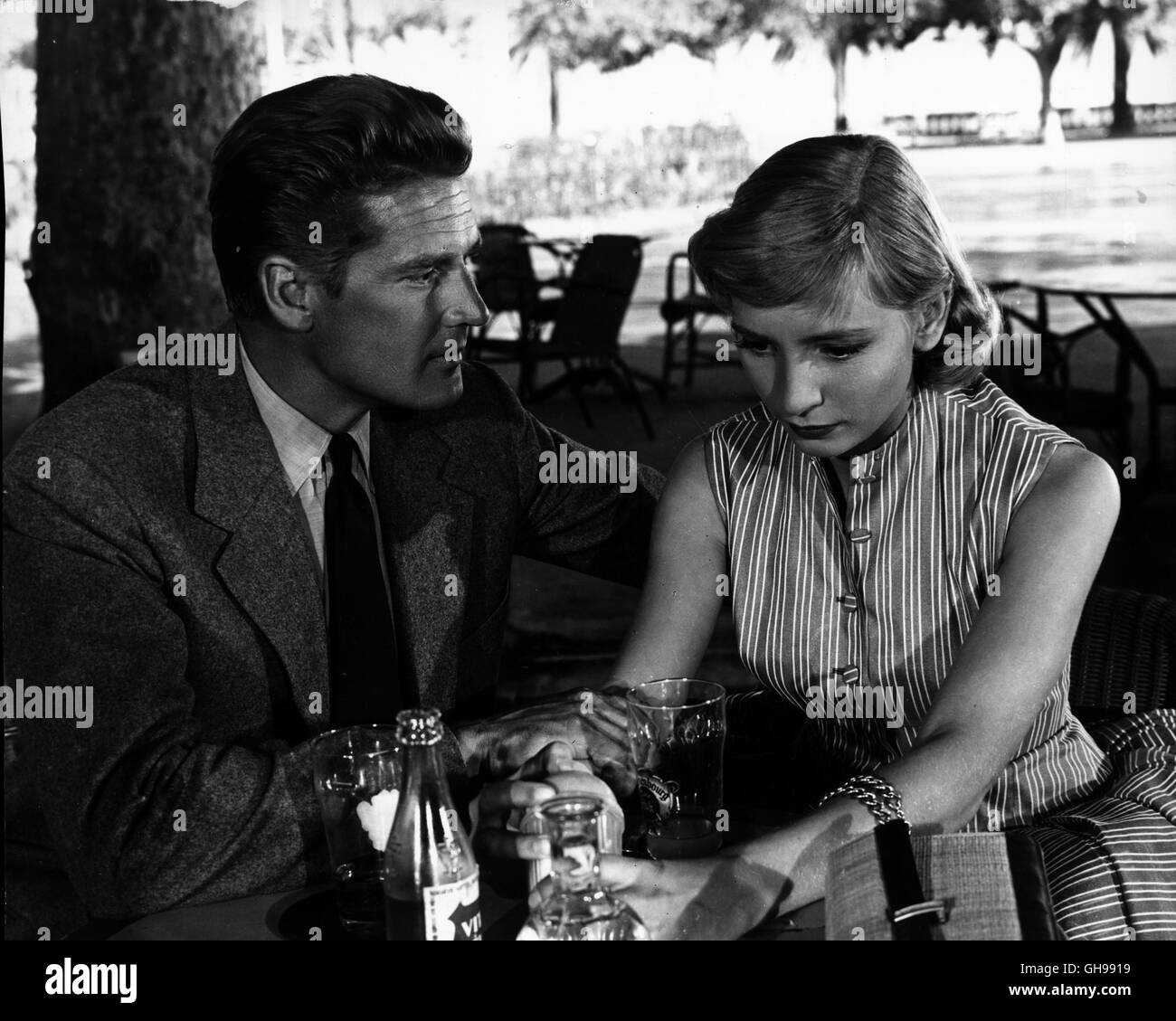 Il CELA S'APPELLE L'aurore / Cela s'appelle l'aurore / Gli amanti di domani Frankreich/Italien 1955 / Luis Bunuel Szene Straßen im-Cafe: GEORGES MARCHAL (Medico Valerio), Lucia BOSe (CLARA) Regie: Luis Bunuel aka. Il cela s'appelle l'aurore / Gli amanti di domani Foto Stock