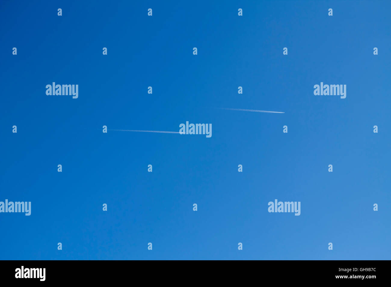 Flugzeuge am Himmel Foto Stock