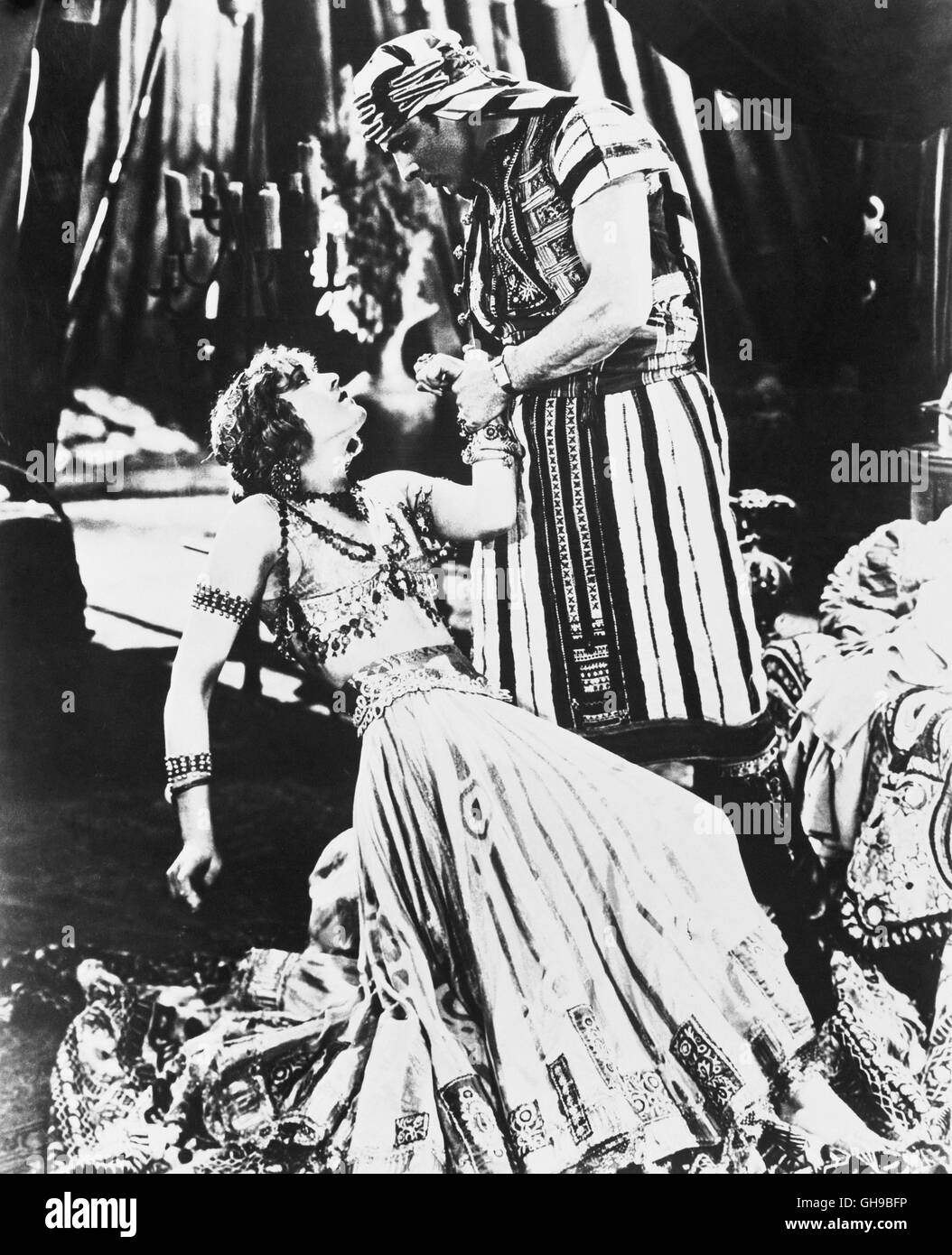 DER SOHN DES SCHEICHS / il figlio dello sceicco USA 1926 / George Fitzmaurice Yasmin (VILMA BANKY) und Ahmed, der Sohn des Scheichs (Rudolph/Rodolfo Valentino) Regie: George Fitzmaurice aka. Il figlio dello sceicco Foto Stock