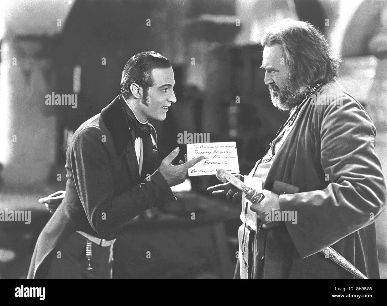 La EAGLE / Eagle USA 1925 / Clarence Brown Rudolph / Rodolfo Valentino (Lt. Vladimir Dubrovsky/L'Aquila Nera) und JAMES A. MARCUS (Kyrilla Troekouroff) Regie: Clarence Brown aka. L'Aquila Foto Stock