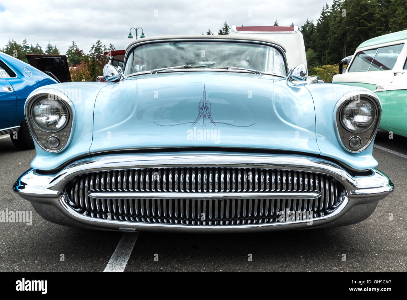 Vista frontale di un blu 1954 Buick presso un Classic Car Show, Gig Harbow, Washington. 6 agosto 2016 Foto Stock