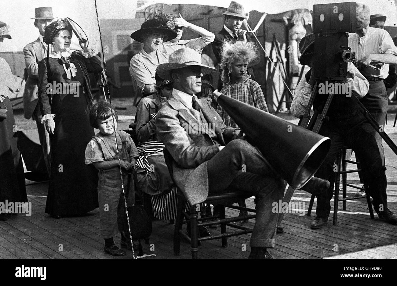 Direttore cinematografico D. W. Griffith (1875-1948) während der Dreharbeiten. Film, Fernsehen, direttore cinematografico, Dreharbeiten Foto Stock
