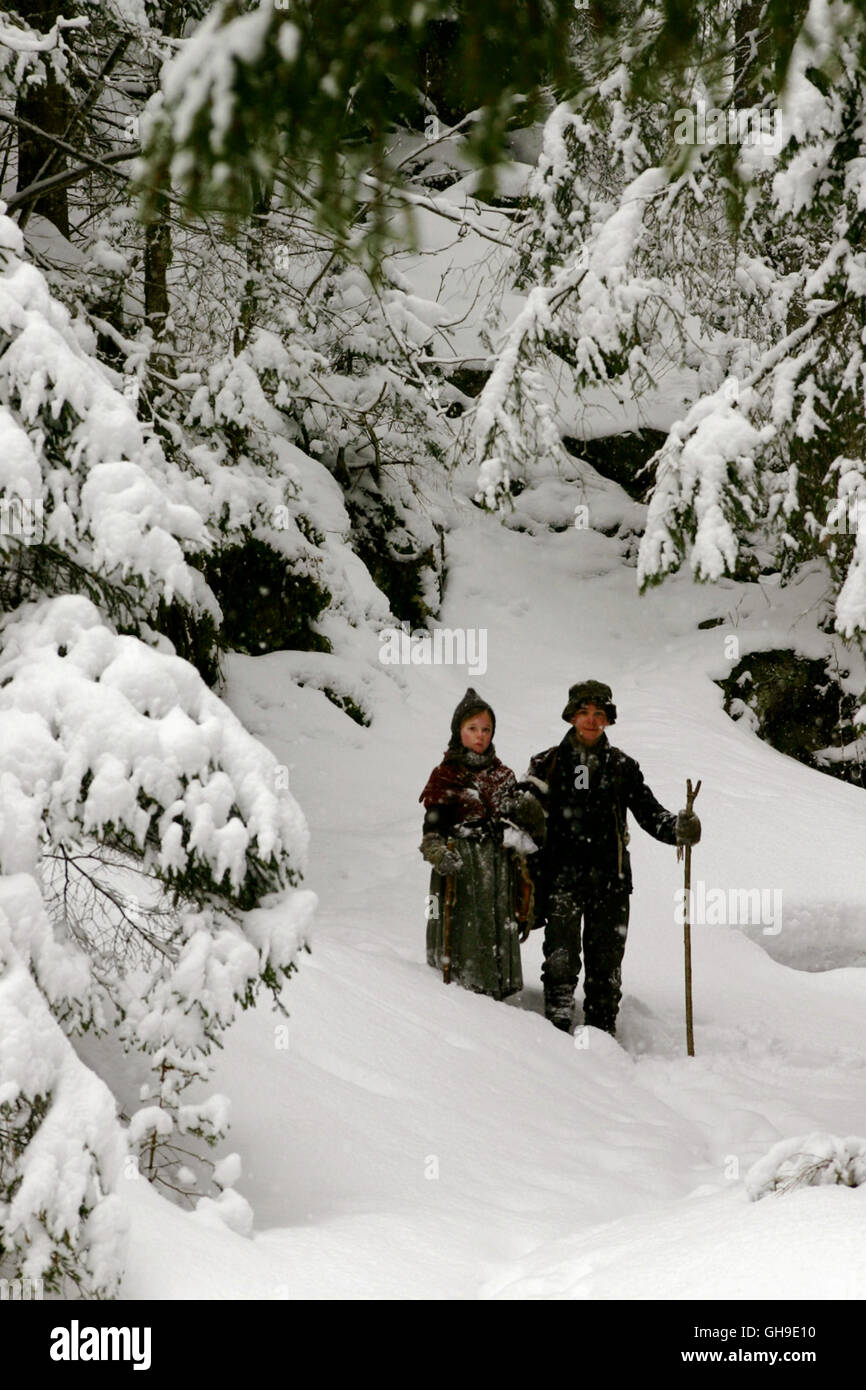 Sanna (JOSEFINA VILSMAIER) und Konrad (FRANCOIS GÖSKE) verirren sich im dicht verschneiten Wald. Regie: Joseph Vilsmaier aka. Bergkristall Foto Stock