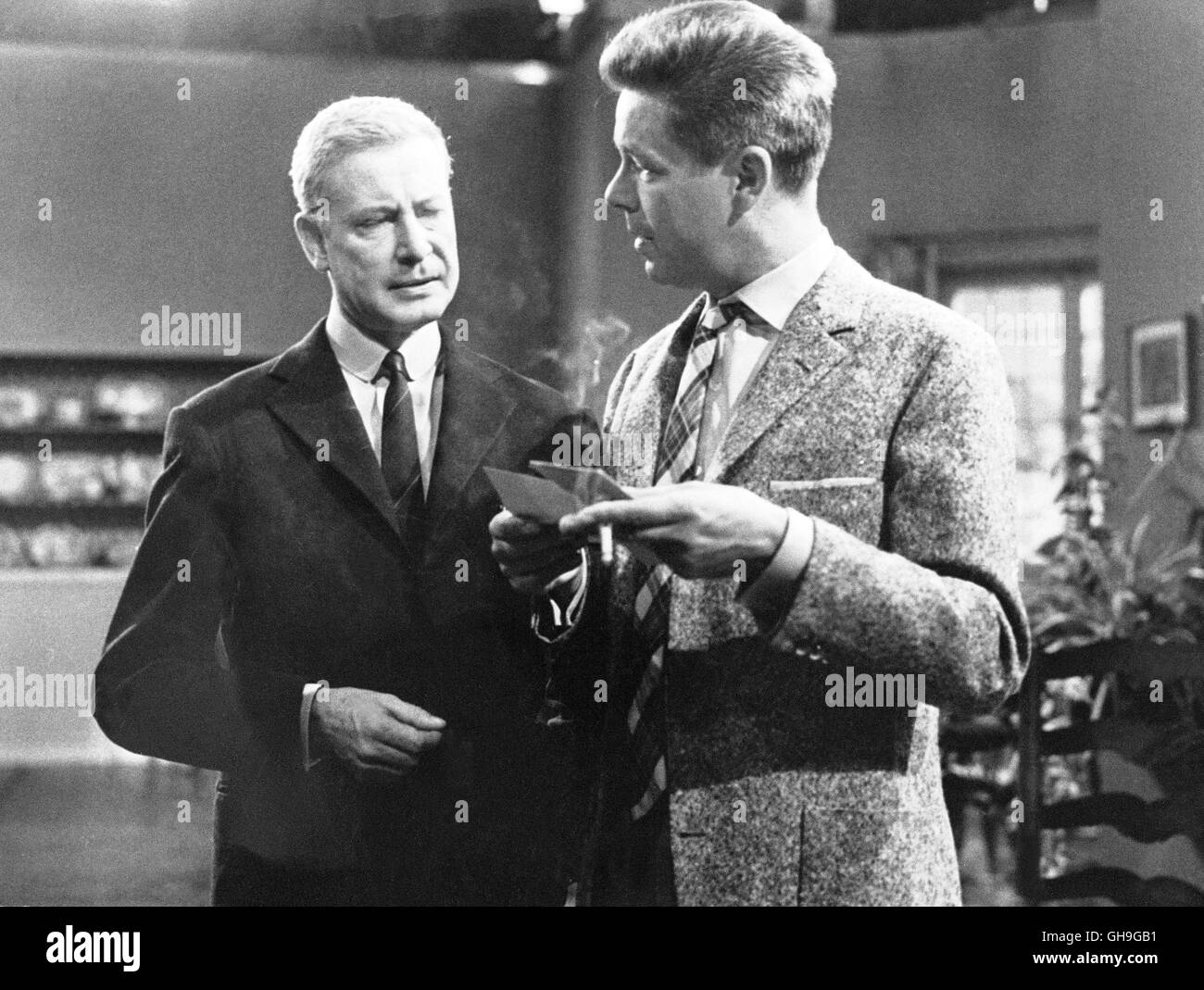 DIETER BORSCHE (Giovanni Hopedean), HEINZ DRACHE (Kriminalinspektor Yates) Film, Fernsehen, Kriminalfilm, 60er Regie: Hans ricerca Foto Stock