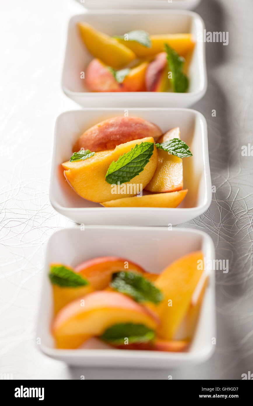Materie peach fettine con la menta Foto Stock