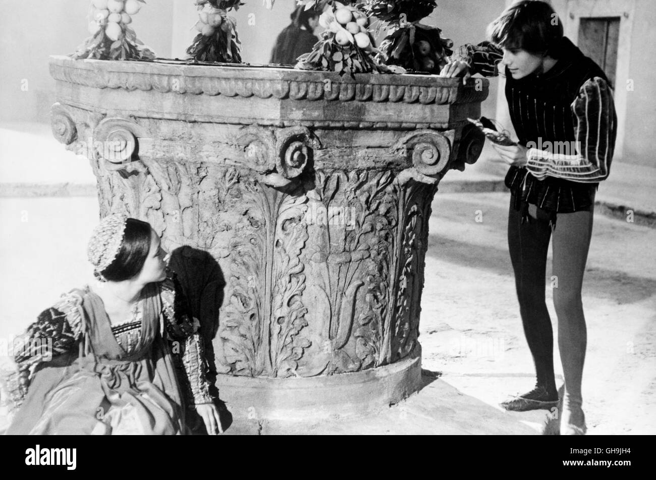 ROMEO UND JULIA Romeo e Giulietta GB/Italien 1968 Franco Zeffirelli OLIVIA HUSSEY (Julia) und LEONARD merlano (Romeo) Film, Fernsehen, dramma, Liebesfilm, Literaturverfilmung, 60er, Paar Regie: Franco Zeffirelli aka. Romeo e Giulietta Foto Stock