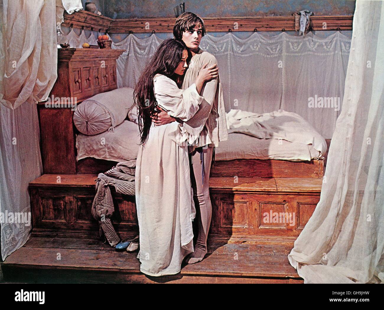 ROMEO UND JULIA Romeo e Giulietta GB/Italien 1968 Franco Zeffirelli OLIVIA HUSSEY (Julia) und LEONARD merlano (Romeo) Film, Fernsehen, dramma, Liebesfilm, Literaturverfilmung, 60er, Paar Regie: Franco Zeffirelli aka. Romeo e Giulietta Foto Stock