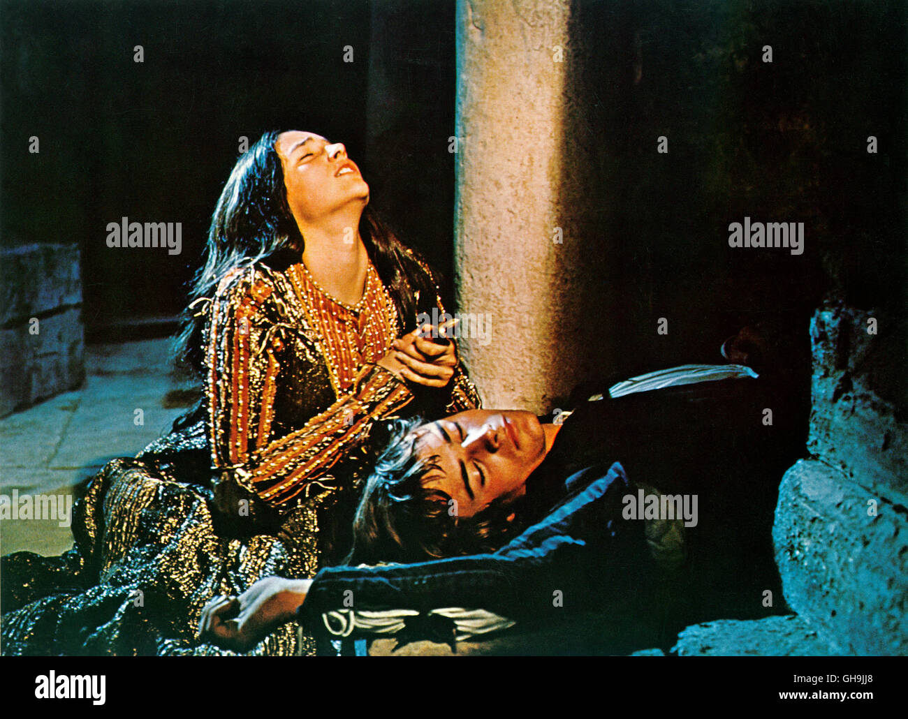 ROMEO UND JULIA Romeo e Giulietta GB/Italien 1968 Franco Zeffirelli OLIVIA HUSSEY (Julia) und LEONARD merlano (Romeo) Film, Fernsehen, dramma, Liebesfilm, Literaturverfilmung, 60er, Paar Regie: Franco Zeffirelli aka. Romeo e Giulietta Foto Stock