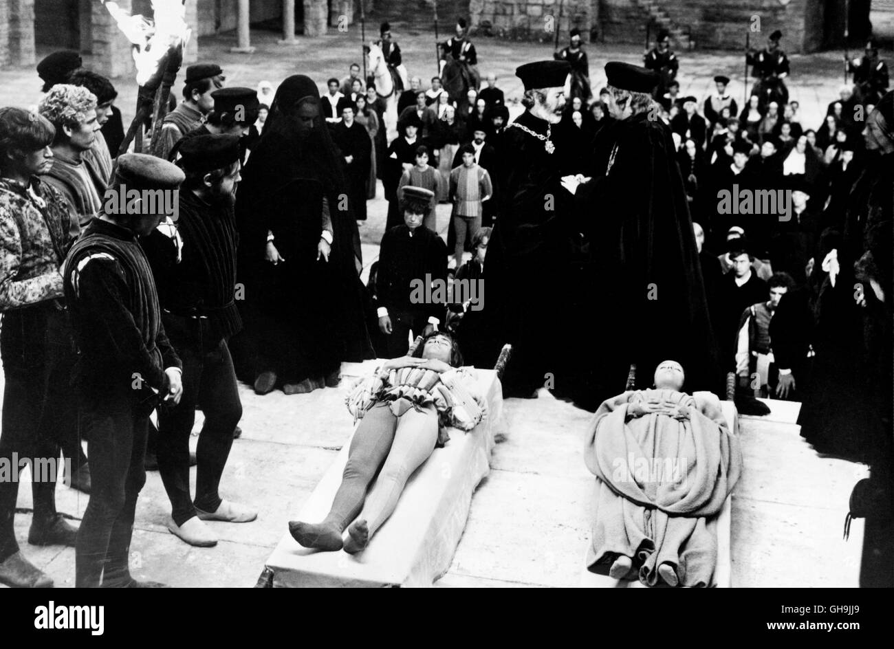 ROMEO UND JULIA Romeo e Giulietta GB/Italien 1968 Franco Zeffirelli OLIVIA HUSSEY (Julia) und LEONARD merlano (Romeo) Film, Fernsehen, dramma, Liebesfilm, Literaturverfilmung, 60er Regie: Franco Zeffirelli aka. Romeo e Giulietta Foto Stock