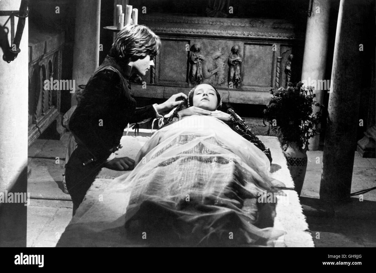 ROMEO UND JULIA Romeo e Giulietta GB/Italien 1968 Franco Zeffirelli OLIVIA HUSSEY (Julia) und LEONARD merlano (Romeo) Film, Fernsehen, dramma, Liebesfilm, Literaturverfilmung, 60er Regie: Franco Zeffirelli aka. Romeo e Giulietta Foto Stock