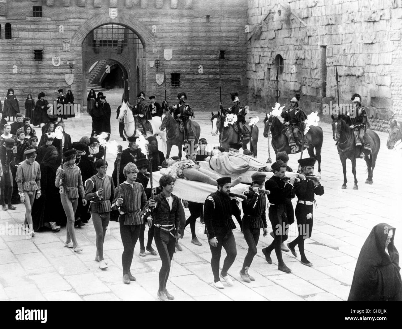 AROMEO UND JULIA Romeo e Giulietta GB/Italien 1968 Franco Zeffirelli Romeo (LEONARD WHITING) und Julia (OLIVIA HUSSEY) werden zu Grabe getragen. Film, Fernsehen, dramma, Liebesfilm, Literaturverfilmung, 60er Regie: Franco Zeffirelli aka. Romeo e Giulietta Foto Stock