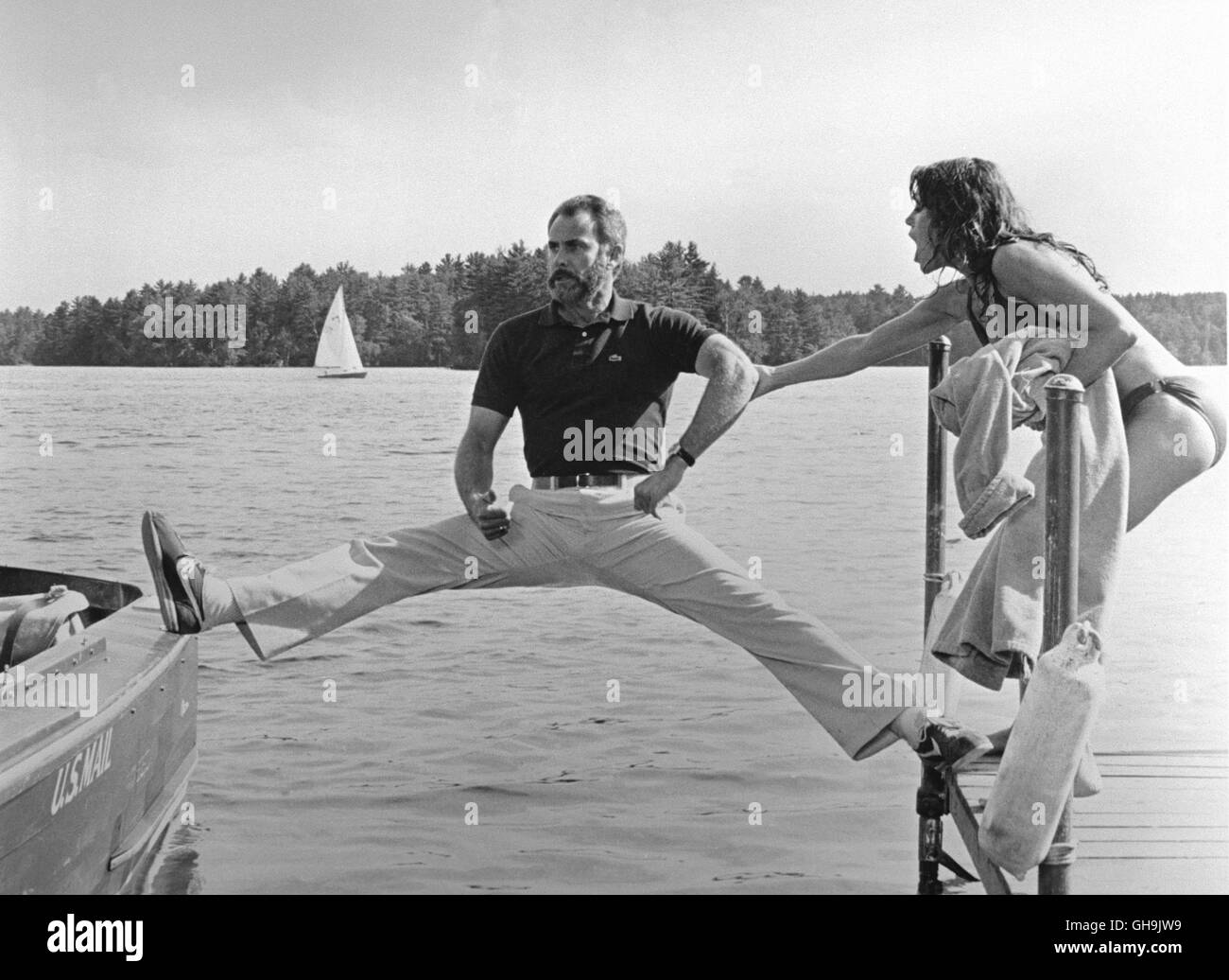 AM GOLDENEN vedere su Golden Pond USA 1981 Mark Rydell Vergeblich versucht Chelsea (Jane Fonda) ihrem Freund Bill (DABNEY COLEMAN) zu helfen, trotz sciabiche 'Fehltritts' trocken zu bleiben... Film, Fernsehen, dramma, 80er Regie: Mark Rydell aka. Sul Golden Pond Foto Stock