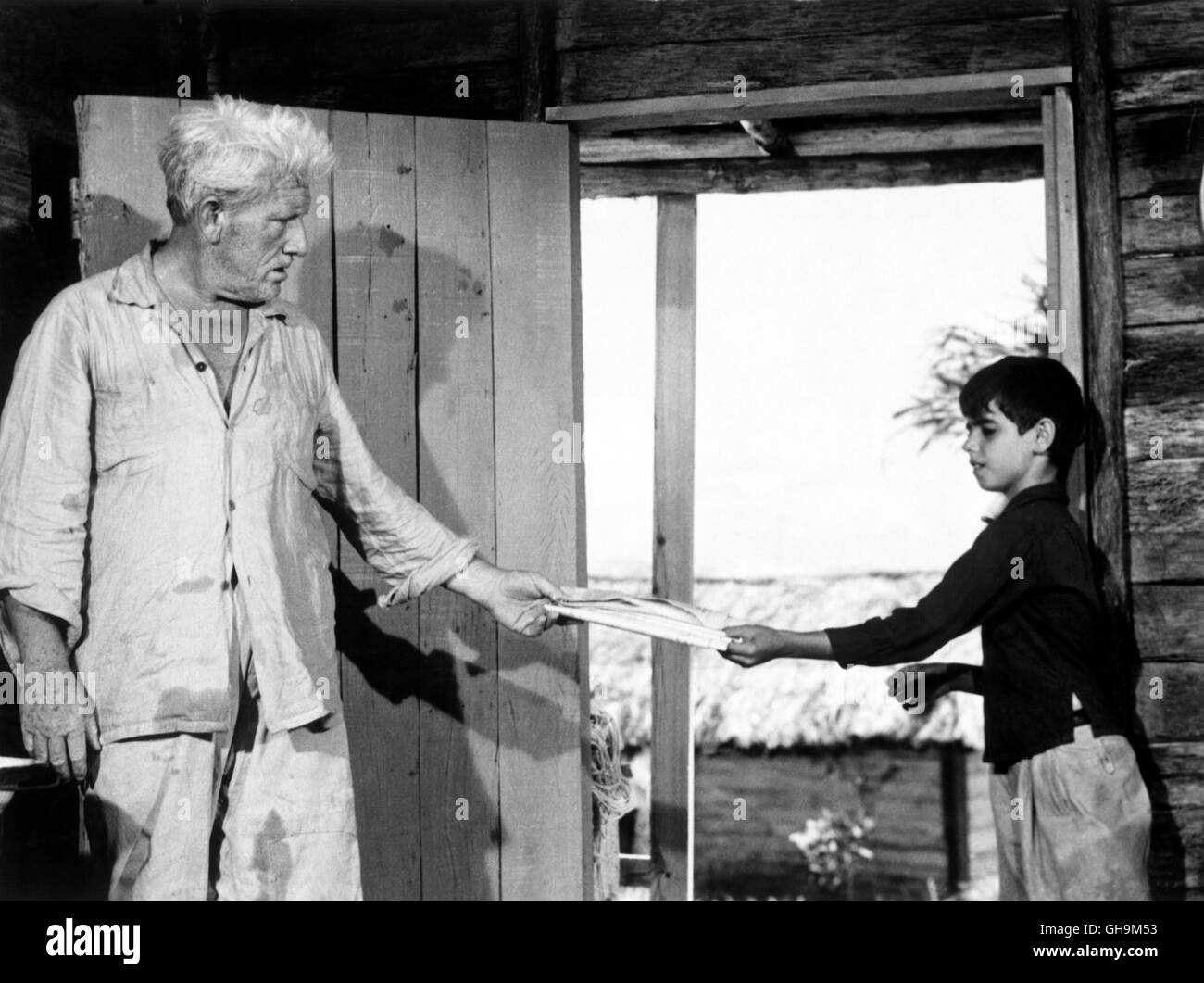 Der alte Fischer (Spencer Tracy) findet Trost bei einem Jungen (FELIPE PAZOS) Regie: John Sturges aka. Il vecchio e il mare Foto Stock