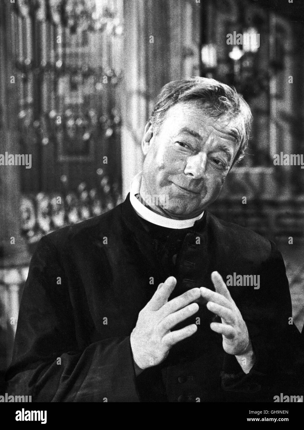 HEINZ RÜHMANN Heinz Rühmann als Pater Brown im film: "Er kanns nicht lassen', BRD 1962. Foto Stock