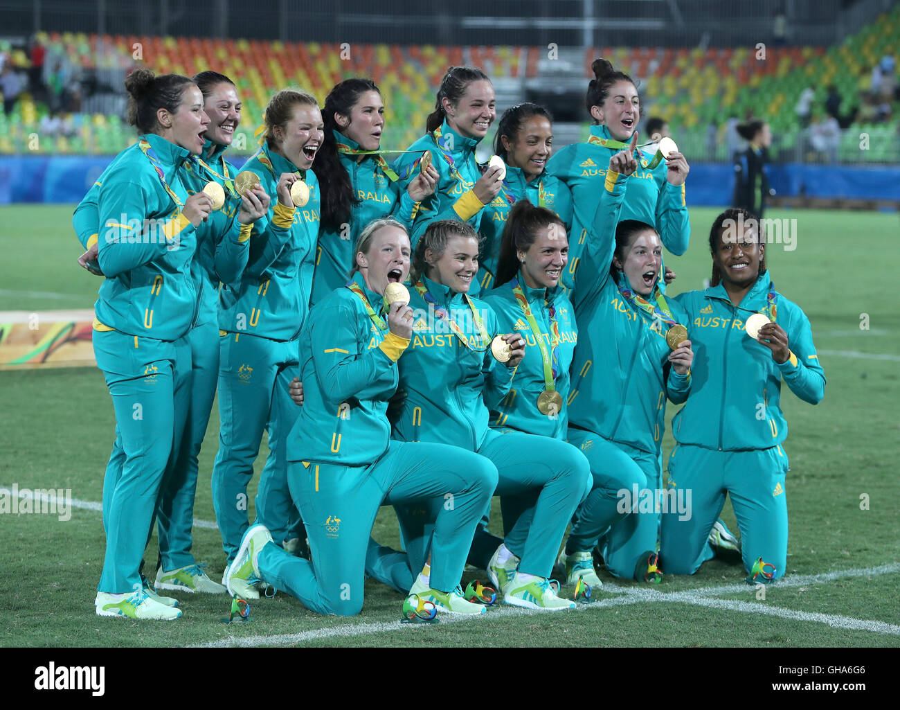 La squadra australiana festeggia con le loro medaglie d oro dopo la vittoria del Rugby Sevens al Deodoro Stadium il terzo giorno del Rio Giochi Olimpici, Brasile. Foto Stock