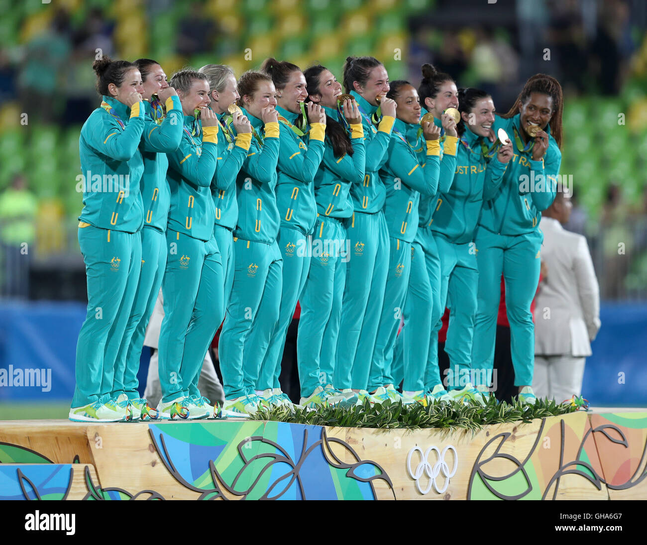 La squadra australiana festeggia con le loro medaglie d oro dopo la vittoria del Rugby Sevens al Deodoro Stadium il terzo giorno del Rio Giochi Olimpici, Brasile. Foto Stock
