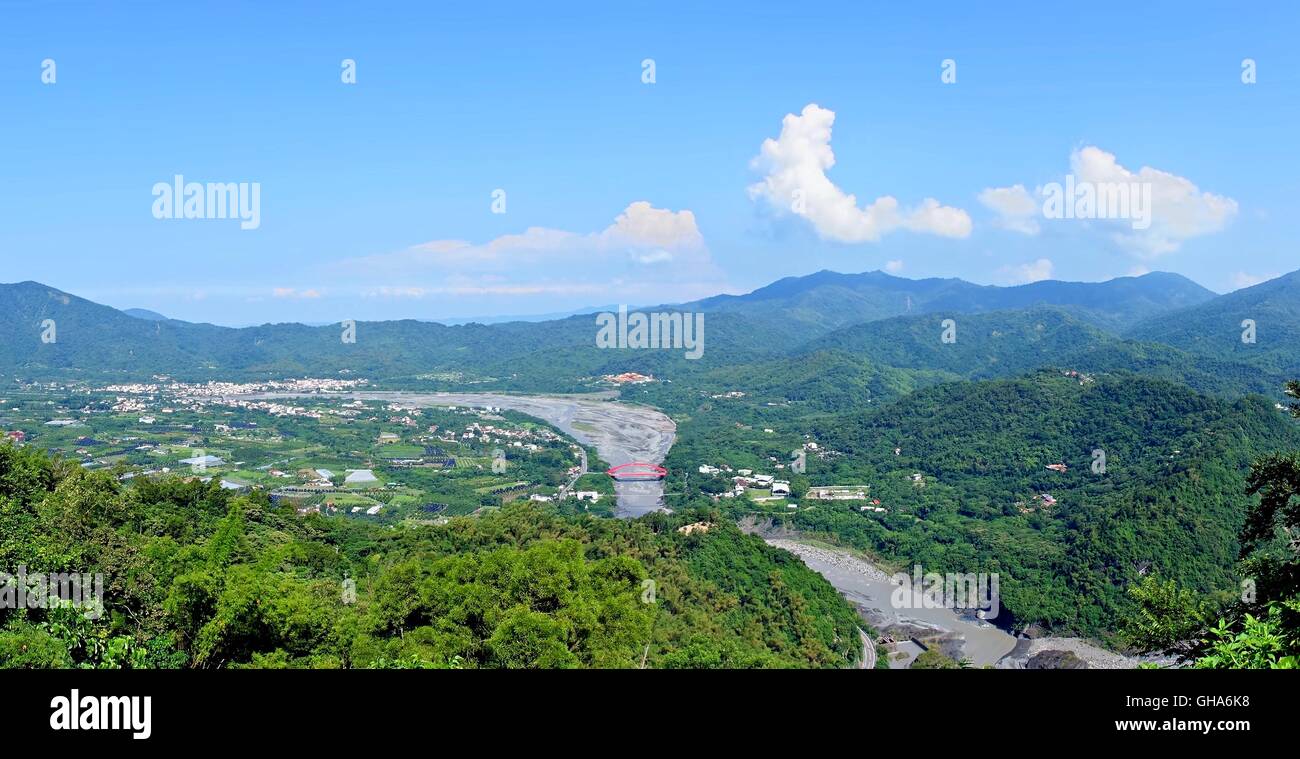 Una vista panoramica della città sulla collina di Liugui nel sud di Taiwan Foto Stock