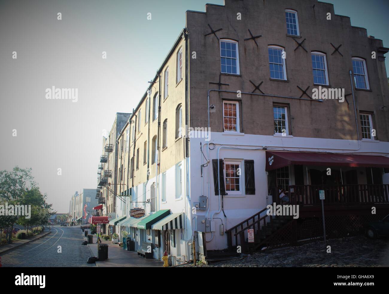 Centro storico di Savannah, l'architettura coloniale della storica città di Savannah Riverstreet Foto Stock