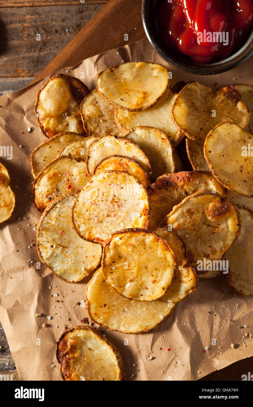 In casa la calce piccante e Pepe di patate al forno chip con erbe aromatiche Foto Stock