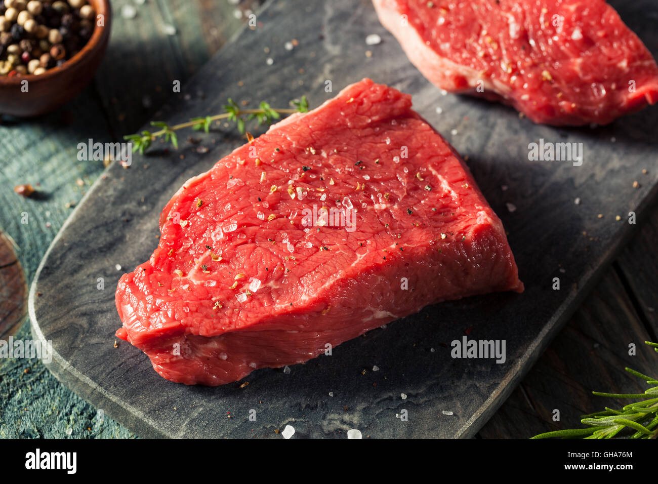 Materie organiche alimentate erba Lombata di manzo con sale e pepe Foto Stock