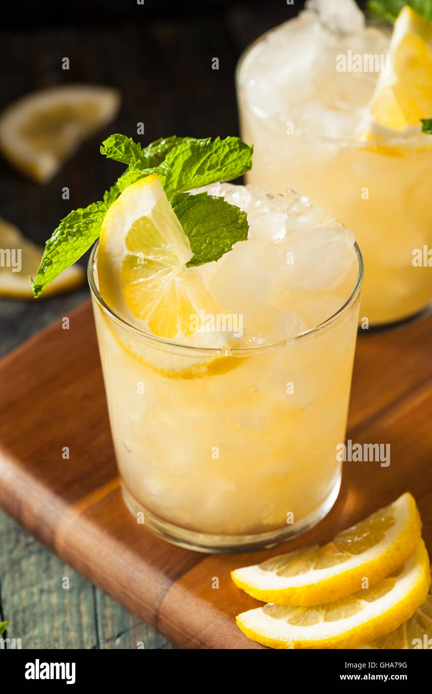In casa Boozy Bourbon whiskey Smash con limone e menta Foto Stock