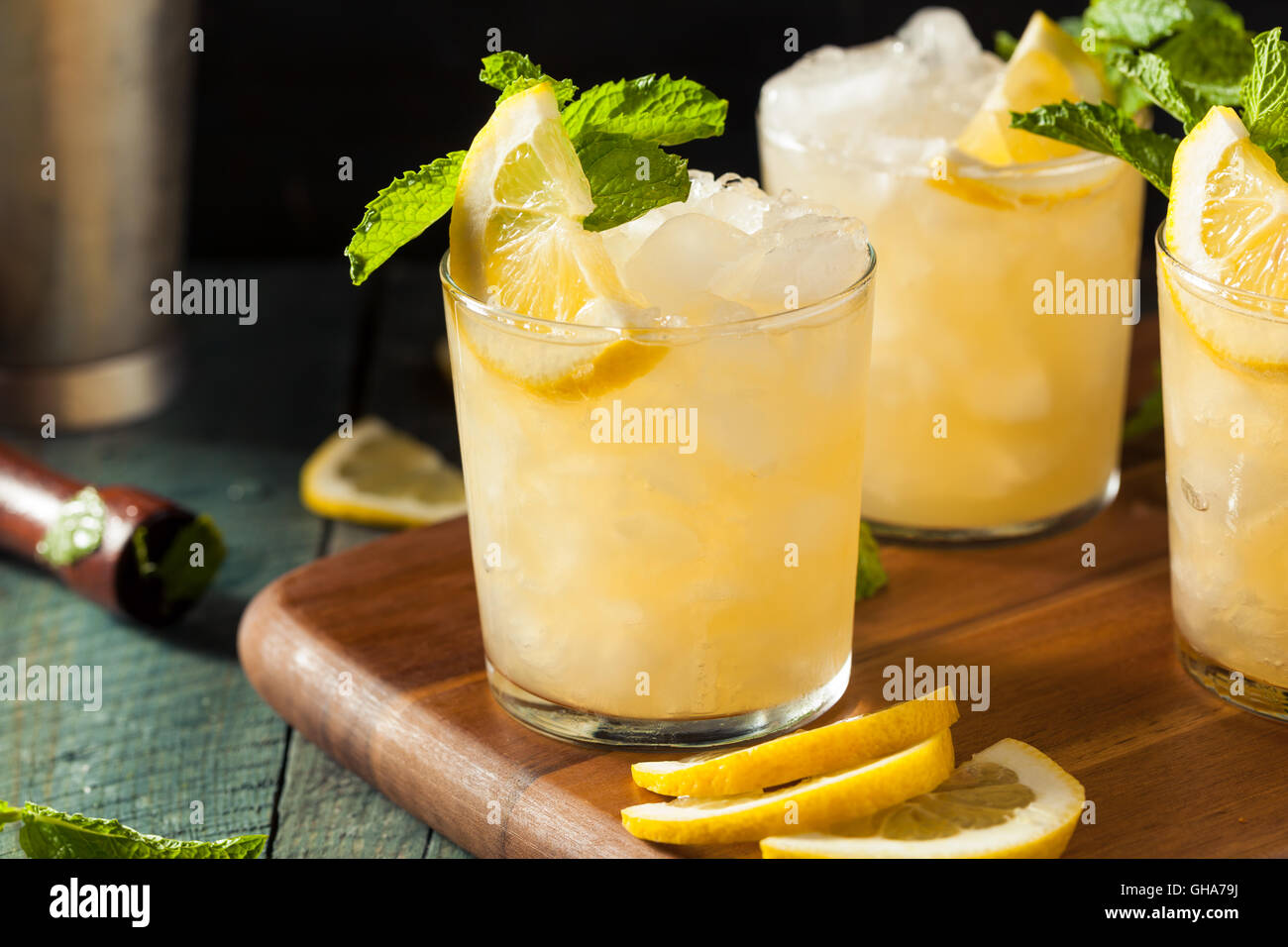 In casa Boozy Bourbon whiskey Smash con limone e menta Foto Stock