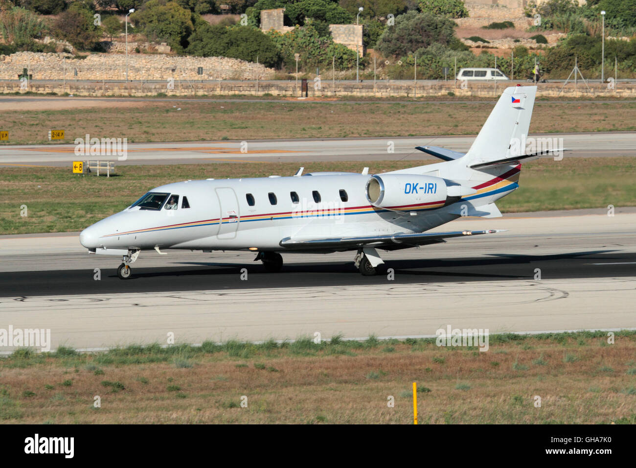 Cessna 560XL Citation XLS jet privato sulla pista mentre allontanarsi da Malta Foto Stock