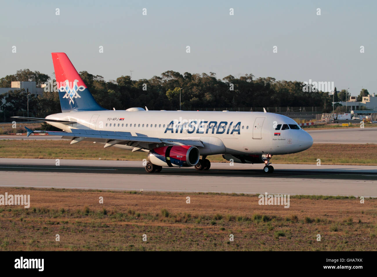 Aviazione commerciale e i viaggi aerei. Aria Serbia Airbus A319 narrowbody aereo di linea in arrivo a Malta al tramonto Foto Stock