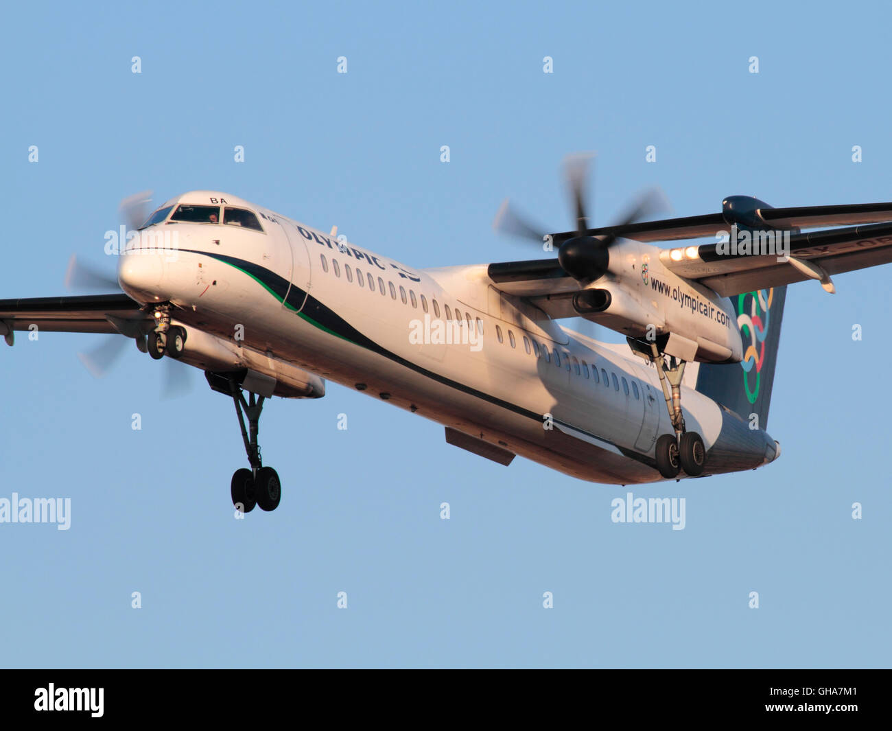 Piano elica. Velivolo DASH 8 appartenente a Olympic Air, una filiale di Aegean Airlines, in avvicinamento. Primo piano della vista anteriore del rivestimento dell'aria alimentato a propulsione. Foto Stock