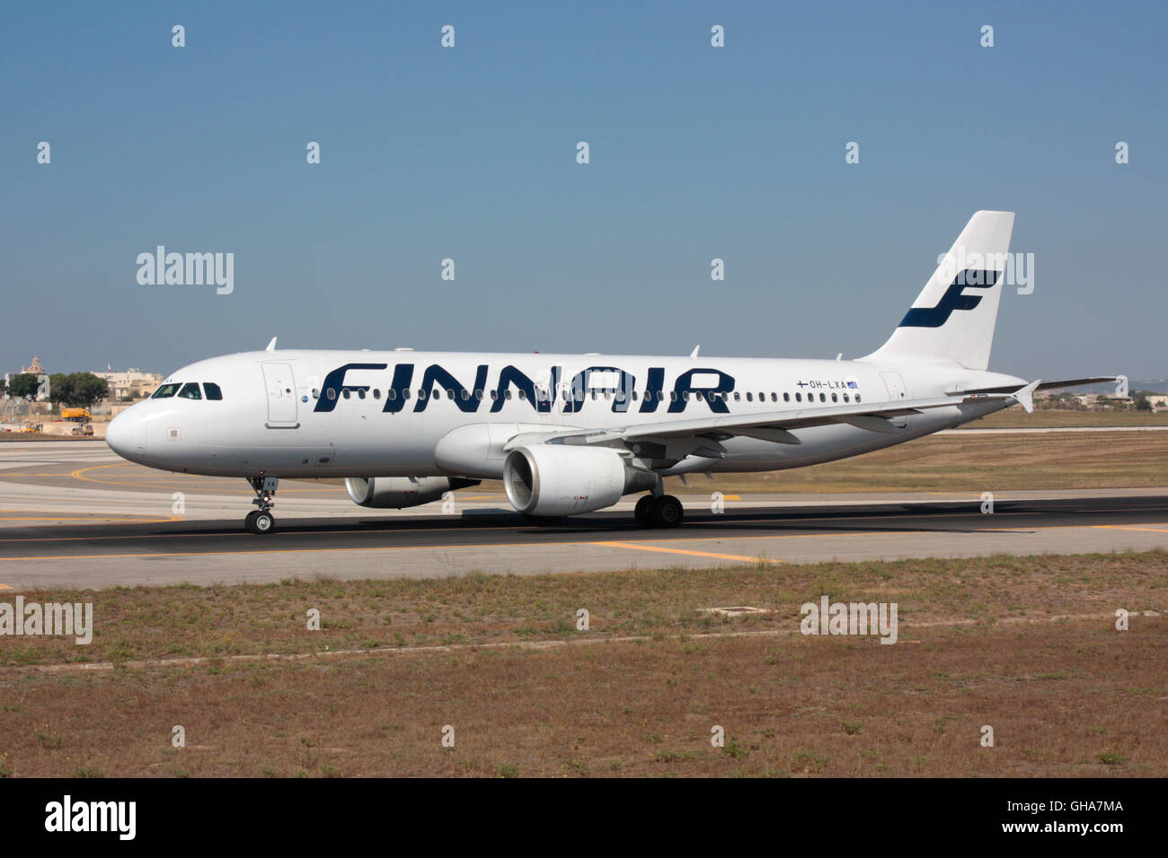Corsa in aria. Airbus A320 aereo jet passeggeri nei colori di Finnair, compagnia aerea nazionale finlandese, che tassava per la partenza da Malta Foto Stock