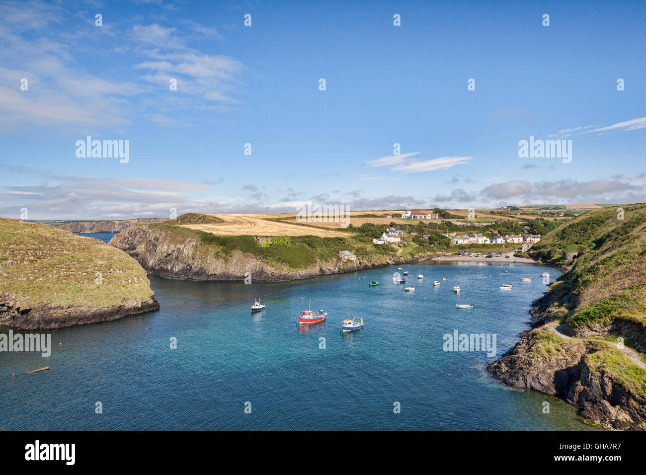 Il porto e il villaggio di Abercastle in Pembrokeshire, Wales, Regno Unito. Foto Stock